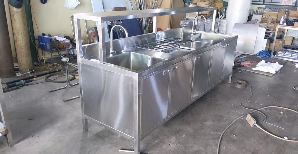 Quầy pha chế 2m5 ([SP] Số lượng Cửa: 1200, [SP] Độ cao Bánh xe: 1200, [SP] Chặn bàn: 1200, [SP] Chiều dài kệ mm: 1200, [SP] số lượng cây cao [kệ]: 2, [SP] số lượng cây rộng [kệ]: 2, [SP] số lượng cây dài [kệ]: 2, [SP] số lượng cây cao [khung]: 2, [SP] Chiều rộng kệ mm: 560, [SP] Chiều cao kệ mm: 460, [SP] Loại khay: 1/9, [SP] Độ dày loại vật liệu mặt miếng: 0.6, [SP] Loại vật liệu kệ: sắt sơn tĩnh điện, [SP] Độ dày loại vật liệu mặt kệ: 0.6, [VT] Ống - Cạnh Dài: 3, [VT] Ống - Cạnh ngắn: 3.14, [VT] Ống - độ dày: 0.8, bề mặt Inox: Xước)